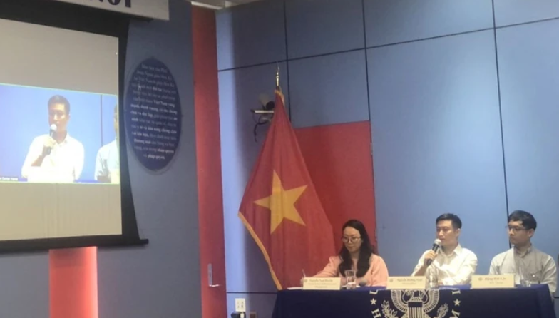 Заместитель главного редактора электронной газеты VietnamPlus Нгуен Хоанг Нят выступил на семинаре. Фото: Ван Тоан