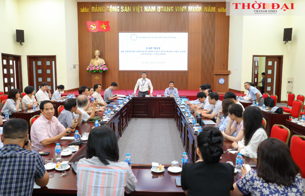Встреча между союзом организаций дружбы Вьетнама и представителями информационных агентств. Фото: Динь Хоа