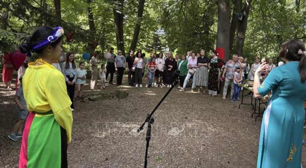Празднование Тэта Доан Нго в садовой атмосфере под Тверью