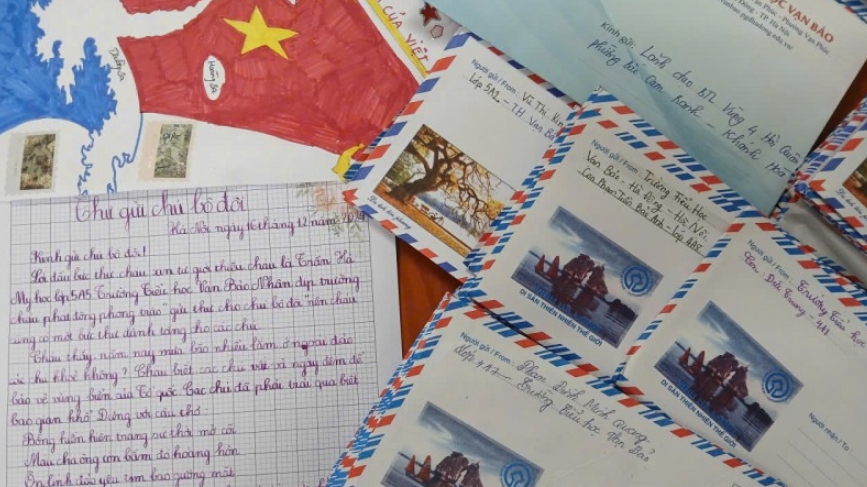 Сотни рукописных писем школьников отправлены в Особую зону Чыонгша