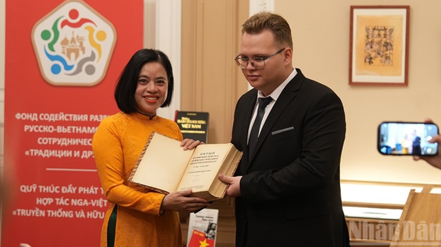 Дар музею Хо Ши Мина редкой книги о Хо Ши Мине в Российской Федерации