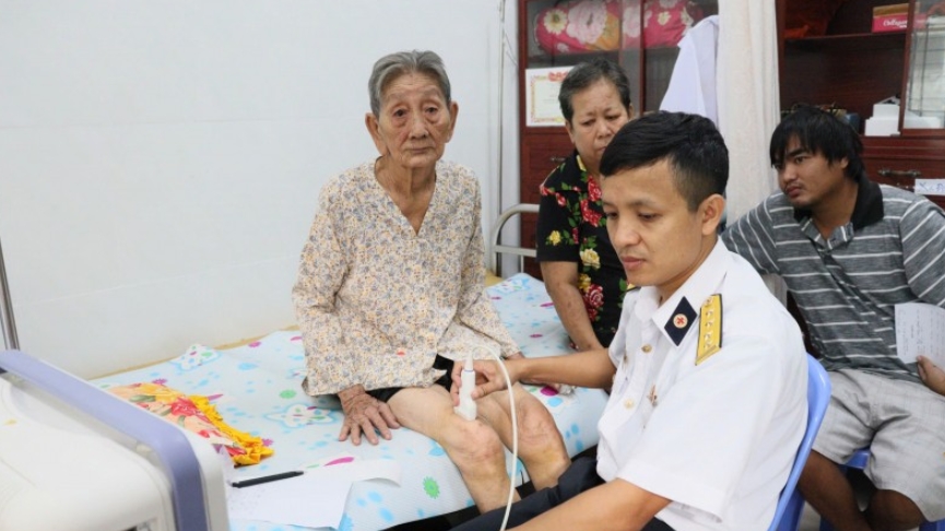 Бесплатный медицинский осмотр и выдача лекарств жителям коммуны Намкань, Камау