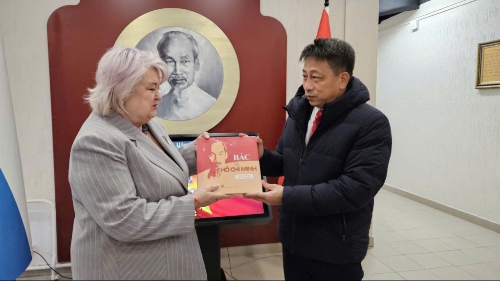 Подарки в форме книг петербургским школьникам
