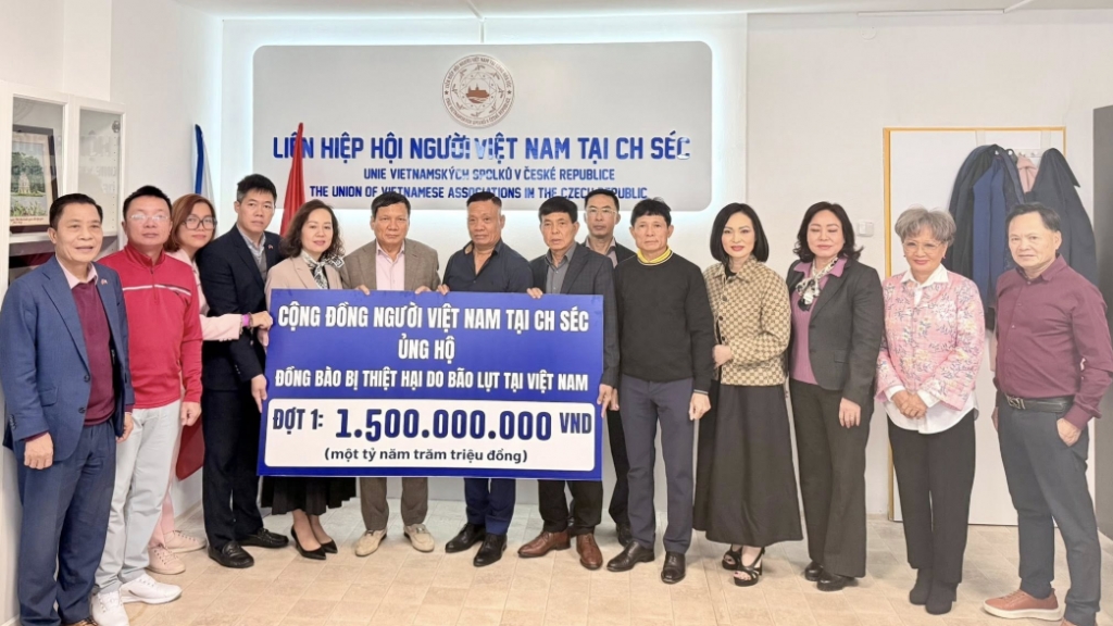 Вьетнамцы в Чехии передала 1,5 миллиарда донгов в поддержку пострадавших от наводнений во Вьетнаме