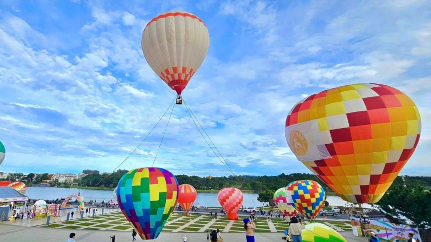 Яркие краски фестиваля воздушных шаров в Ламдонге