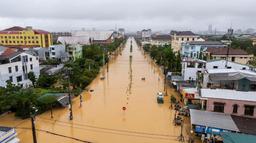 Экстренная помощь в размере 350 миллиардов донгов городам Хюэ, Куангчи и Куангнгай для ликвидации последствий наводнений Экстренная помощь в размере 350 миллиардов донгов городам Хюэ, Куангчи и Куангнгай для ликвидации последствий наводнений