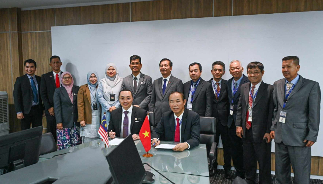 Вьетнам и Малайзия укрепляют сотрудничество в борьбе с незаконным промыслом морских ресурсов Вьетнам и Малайзия укрепляют сотрудничество в борьбе с незаконным промыслом морских ресурсов