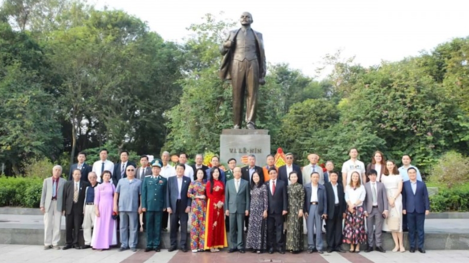 Общество вьетнамо-российской дружбы возложило цветы к памятнику В.И. Ленину