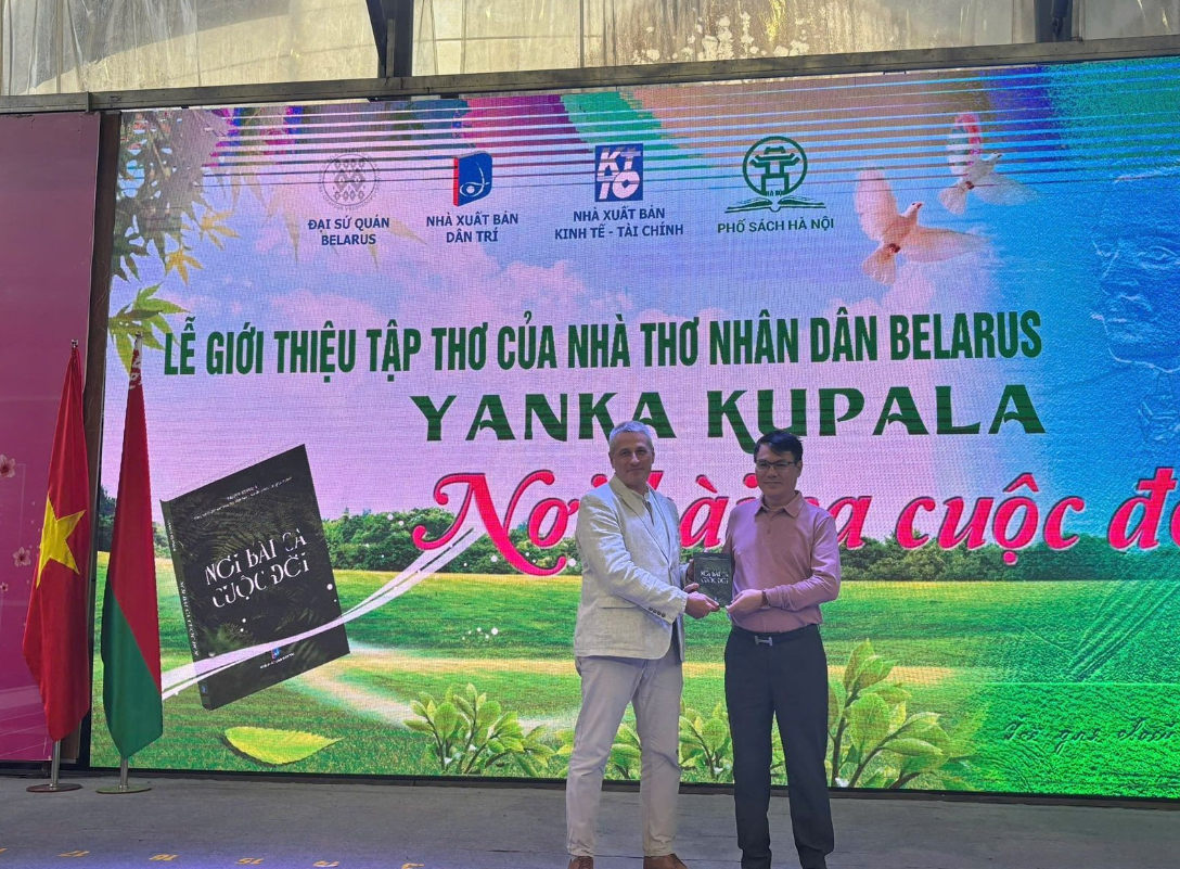 Презентация сборника произведений белорусского поэта Янки Купалы на вьетнамском языке Презентация сборника произведений белорусского поэта Янки Купалы на вьетнамском языке
