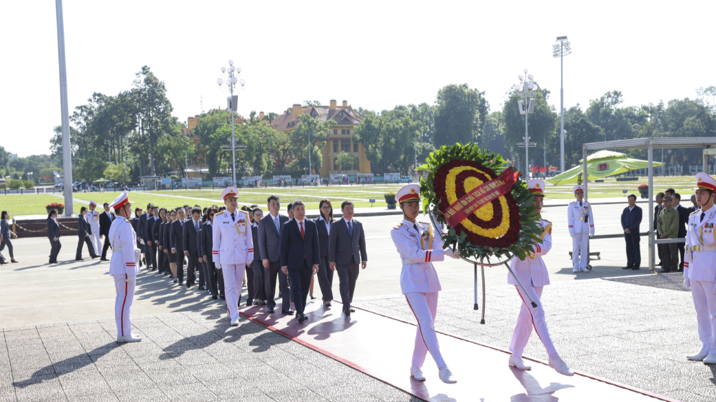 Союз обществ дружбы Вьетнама почтил Президенту Хо Ши Мину по случаю 75-летия традиционного дня
