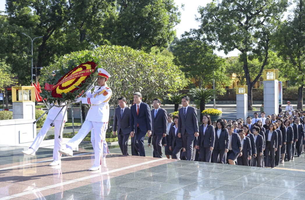 Союз обществ дружбы Вьетнама почтил Президенту Хо Ши Мину по случаю 75 летия традиционного дня