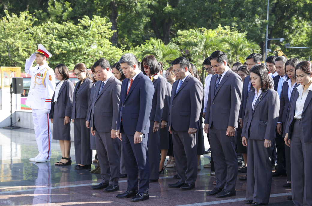 Союз обществ дружбы Вьетнама почтил Президенту Хо Ши Мину по случаю 75 летия традиционного дня