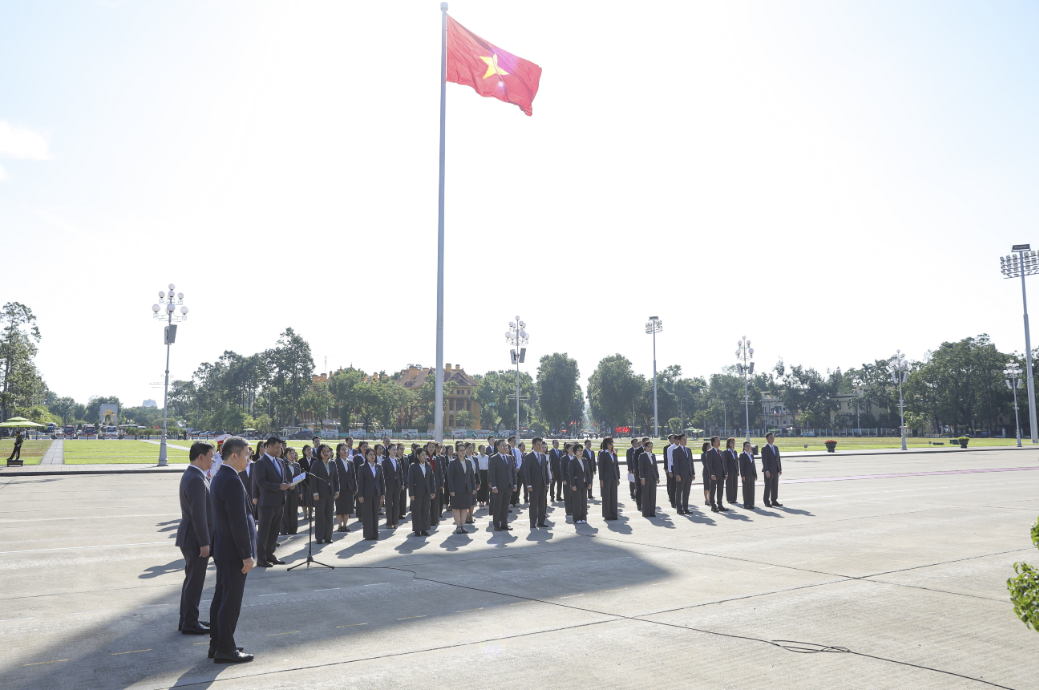 Союз обществ дружбы Вьетнама почтил Президенту Хо Ши Мину по случаю 75 летия традиционного дня