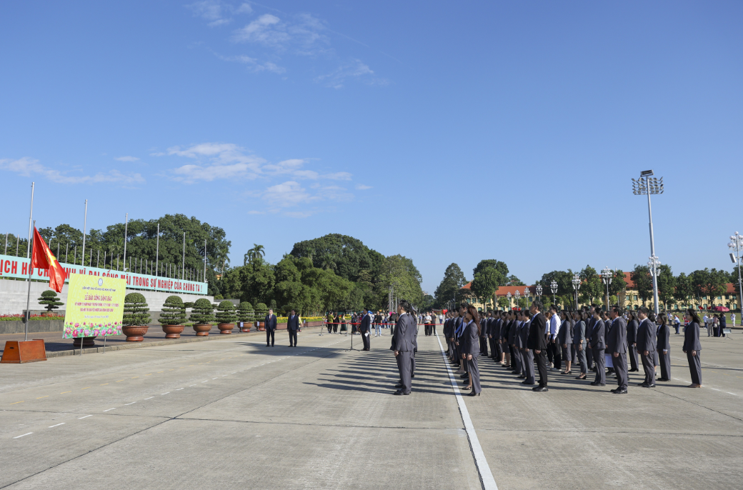 Союз обществ дружбы Вьетнама почтил Президенту Хо Ши Мину по случаю 75 летия традиционного дня
