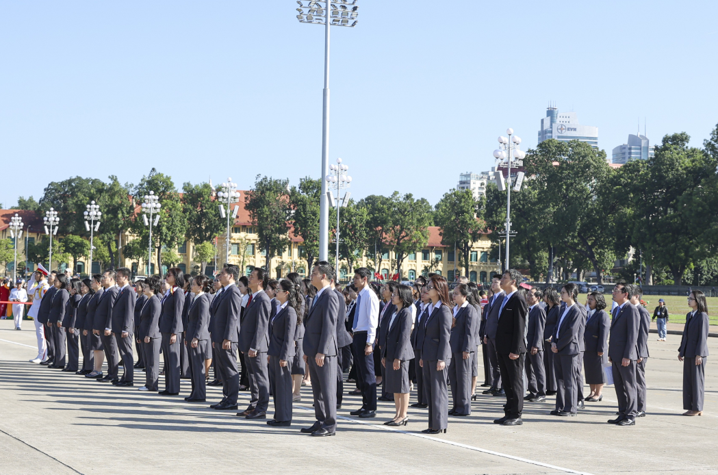 Союз обществ дружбы Вьетнама почтил Президенту Хо Ши Мину по случаю 75 летия традиционного дня