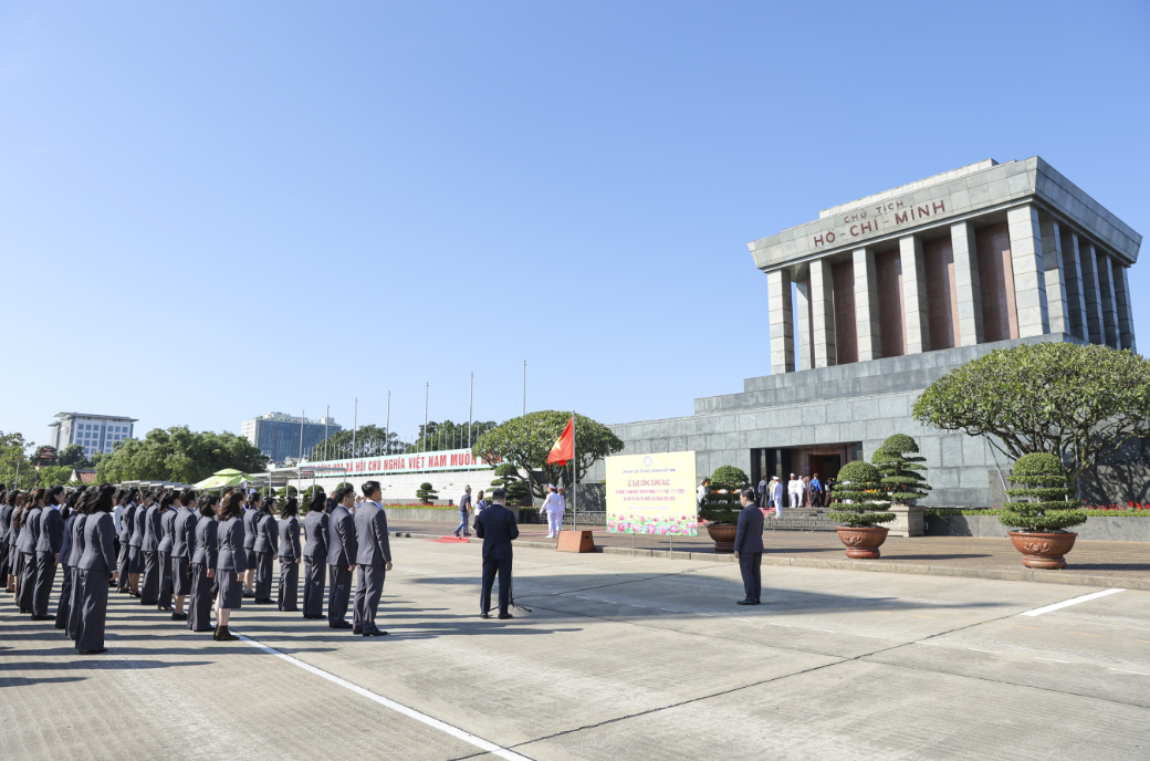Союз обществ дружбы Вьетнама почтил Президенту Хо Ши Мину по случаю 75 летия традиционного дня