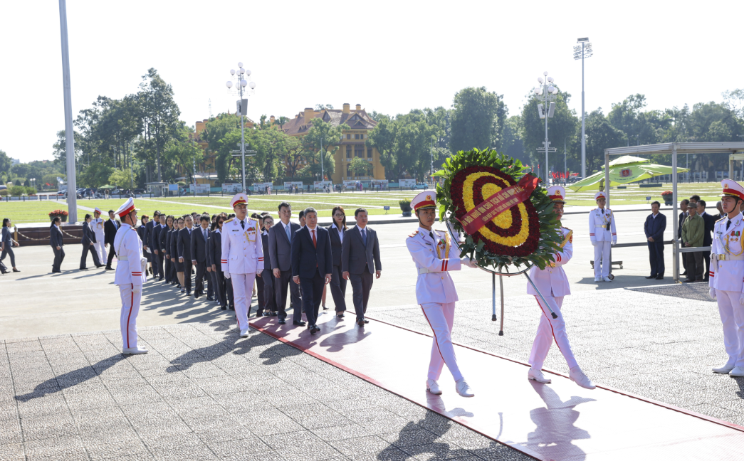 Союз обществ дружбы Вьетнама почтил Президенту Хо Ши Мину по случаю 75 летия традиционного дня