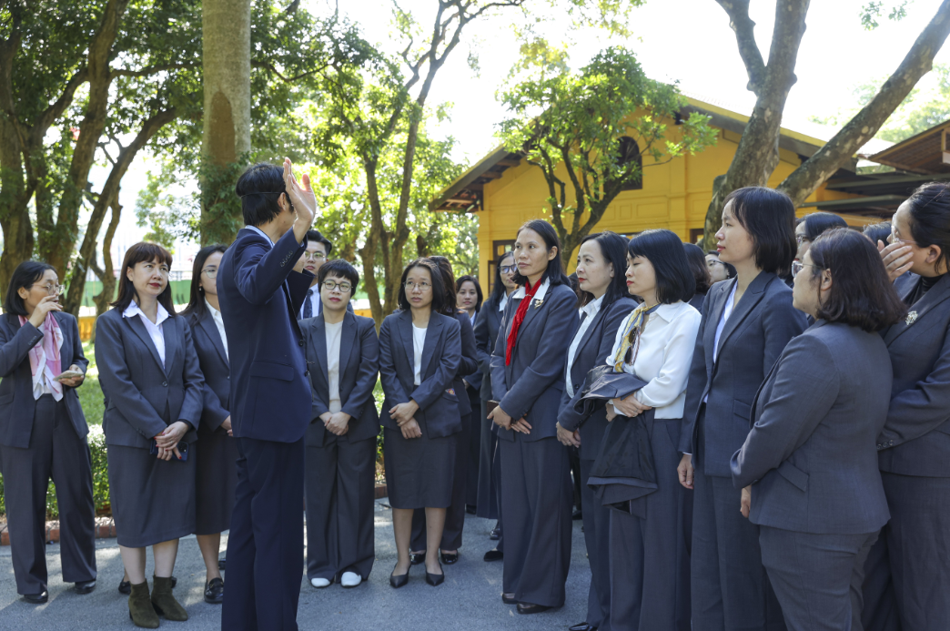 Союз обществ дружбы Вьетнама почтил Президенту Хо Ши Мину по случаю 75 летия традиционного дня