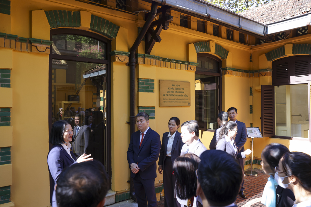 Союз обществ дружбы Вьетнама почтил Президенту Хо Ши Мину по случаю 75 летия традиционного дня