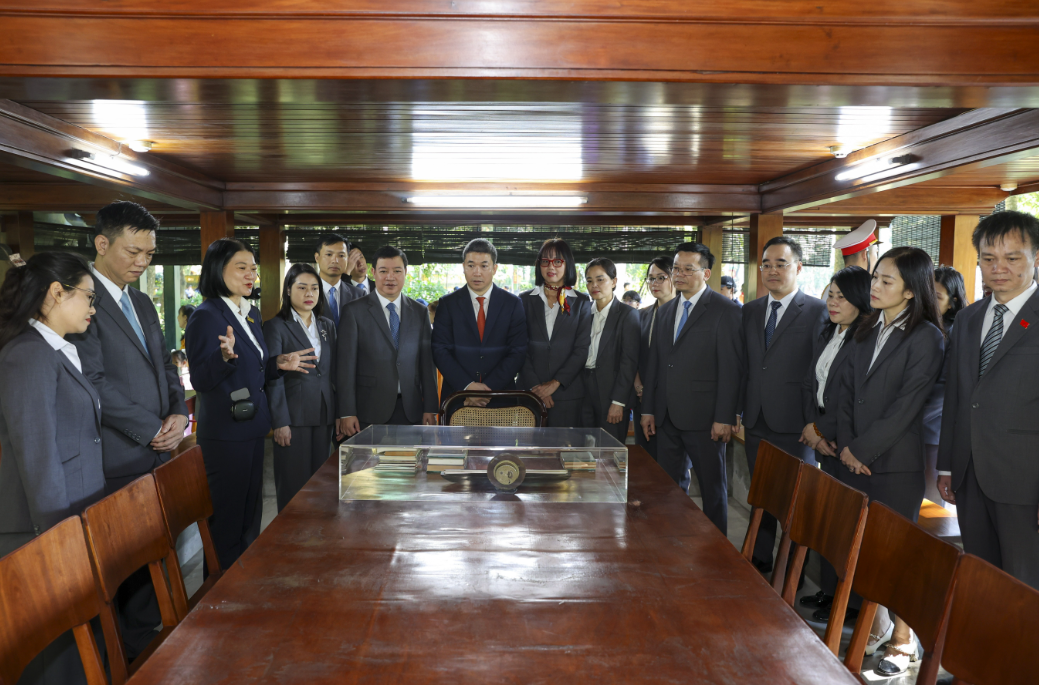 Союз обществ дружбы Вьетнама почтил Президенту Хо Ши Мину по случаю 75 летия традиционного дня