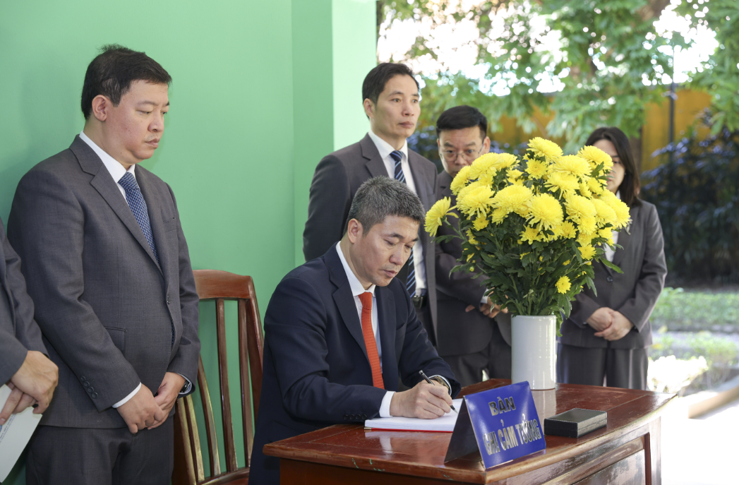 Союз обществ дружбы Вьетнама почтил Президенту Хо Ши Мину по случаю 75 летия традиционного дня