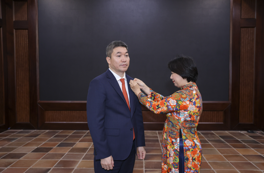 Союз обществ дружбы Вьетнама почтил Президенту Хо Ши Мину по случаю 75 летия традиционного дня