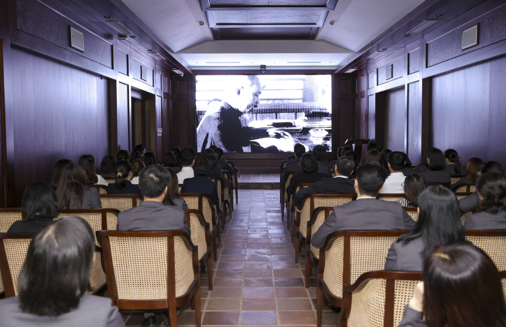 Союз обществ дружбы Вьетнама почтил Президенту Хо Ши Мину по случаю 75 летия традиционного дня