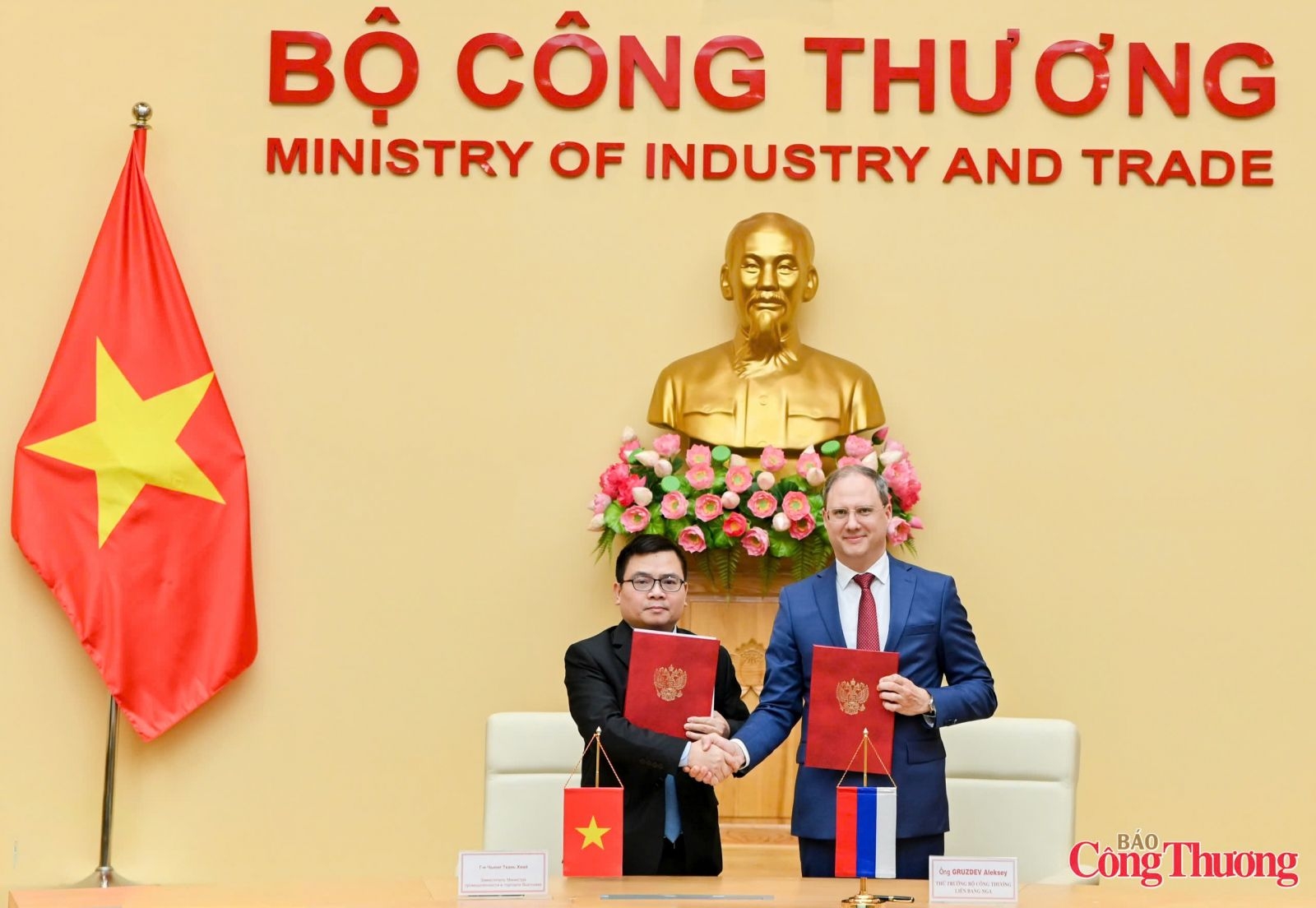 Вьетнам и РФ подписали МОВ по сотрудничеству в развитии промышленности