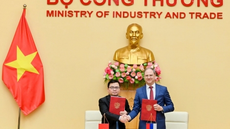 Вьетнам и РФ подписали МОВ по сотрудничеству в развитии промышленности