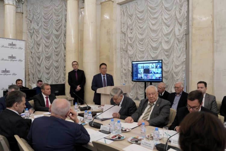 Российская академия наук удостоила высокой чести вьетнамского учёного Чау Ван Миня