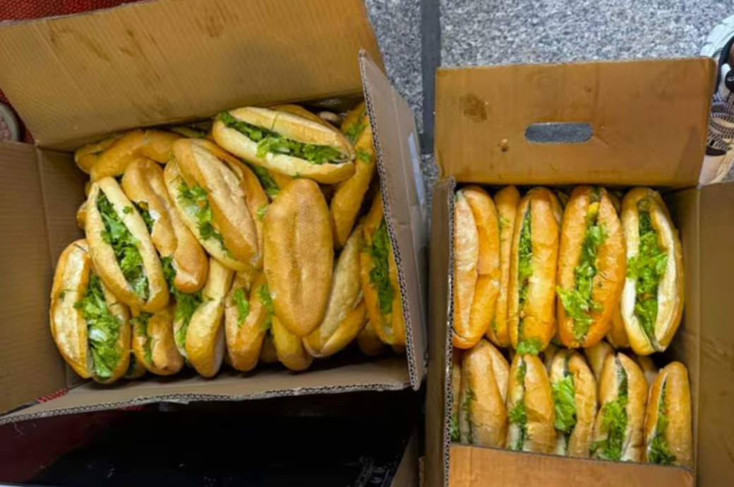 Россияне изготовили около 500 порций баньми для пострадавших от наводнения во Вьетнаме