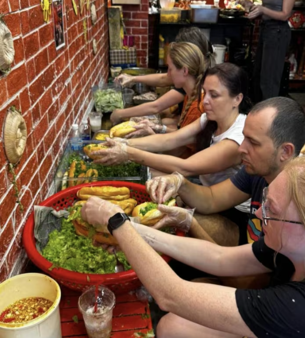 Россияне изготовили около 500 порций баньми для пострадавших от наводнения во Вьетнаме