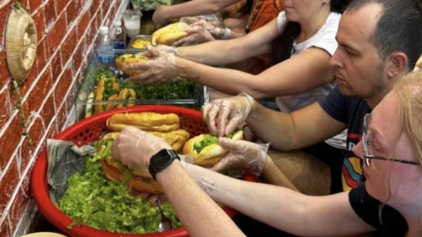 Россияне приготовили около 500 порций баньми для пострадавших от наводнения во Вьетнаме