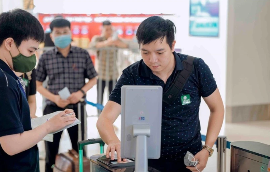 Пассажир использует при биометрическое приложение при регистрации в международном аэропорту Нойбай. Фото: Вьетнам+