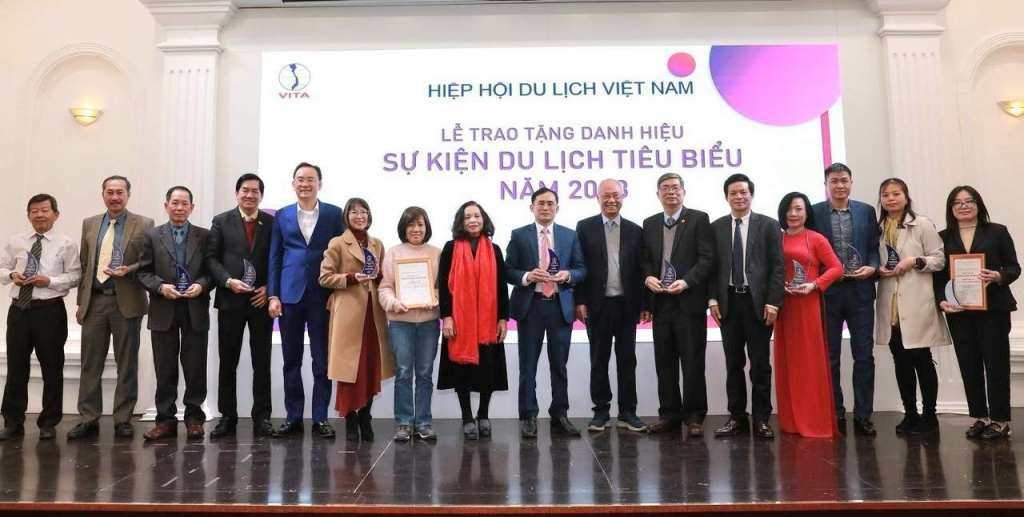 Ассоциация туризма Вьетнама выразила благодарность организаторам 12 самых ярких туристических событий 2023 года. Фото: Организатор конференции