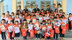 Children of Vietnam вручила 150 стипендий учащимся провинции Куангнам