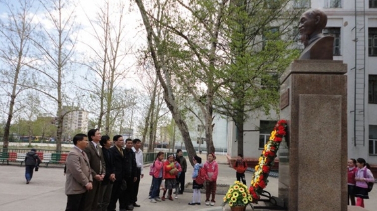 Память о Президенте Хо Ши Мине в разных странах мира