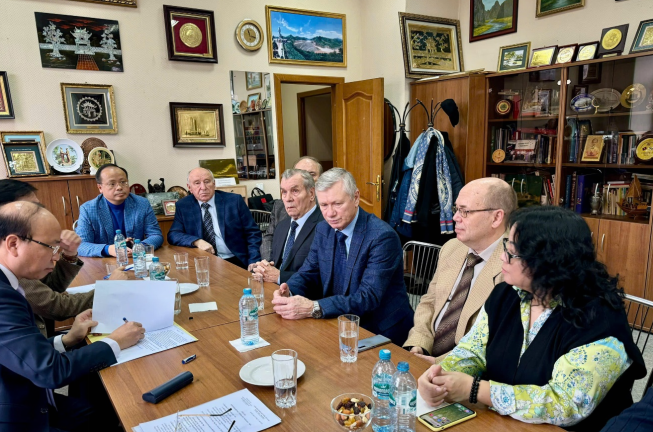 Встреча российско-вьетнамского и вьетнамо-российского обществ дружбы Встреча российско вьетнамского и вьетнамо-российского обществ дружбы
