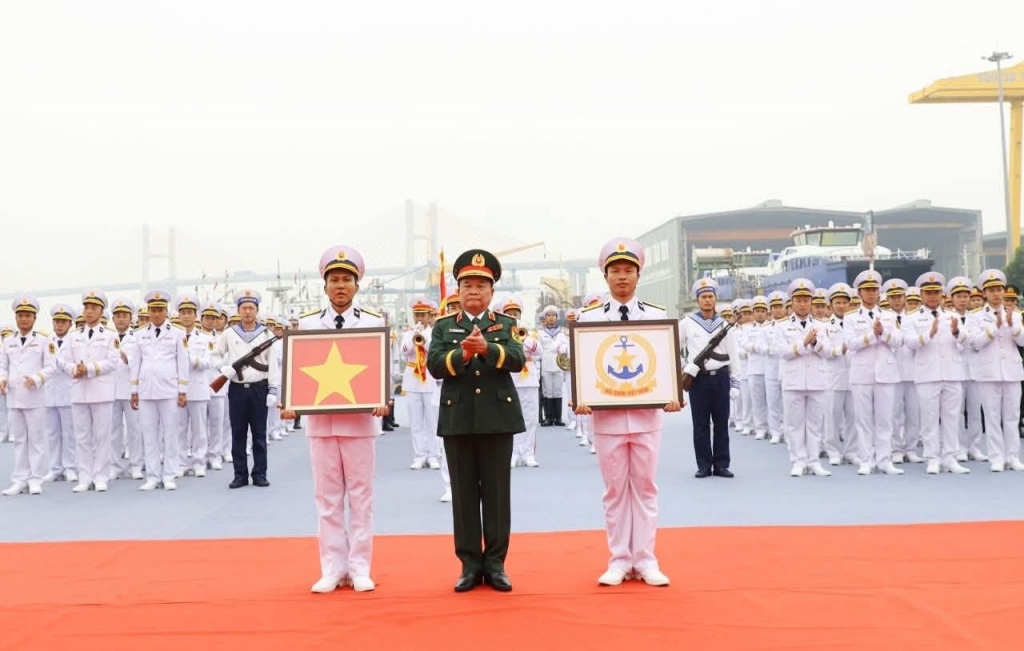 Церемония подъёма флага Вьетнама на НИС «Профессор Гагаринский»