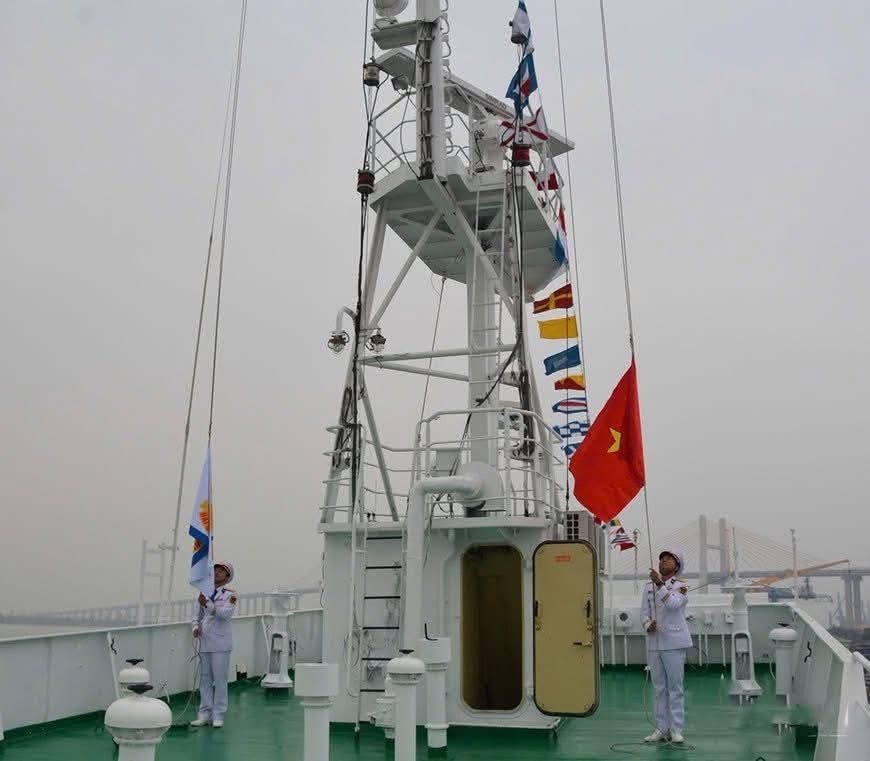 Церемония подъёма флага Вьетнама на НИС «Профессор Гагаринский»