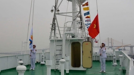 Церемония подъёма флага Вьетнама на НИС «Профессор Гагаринский»