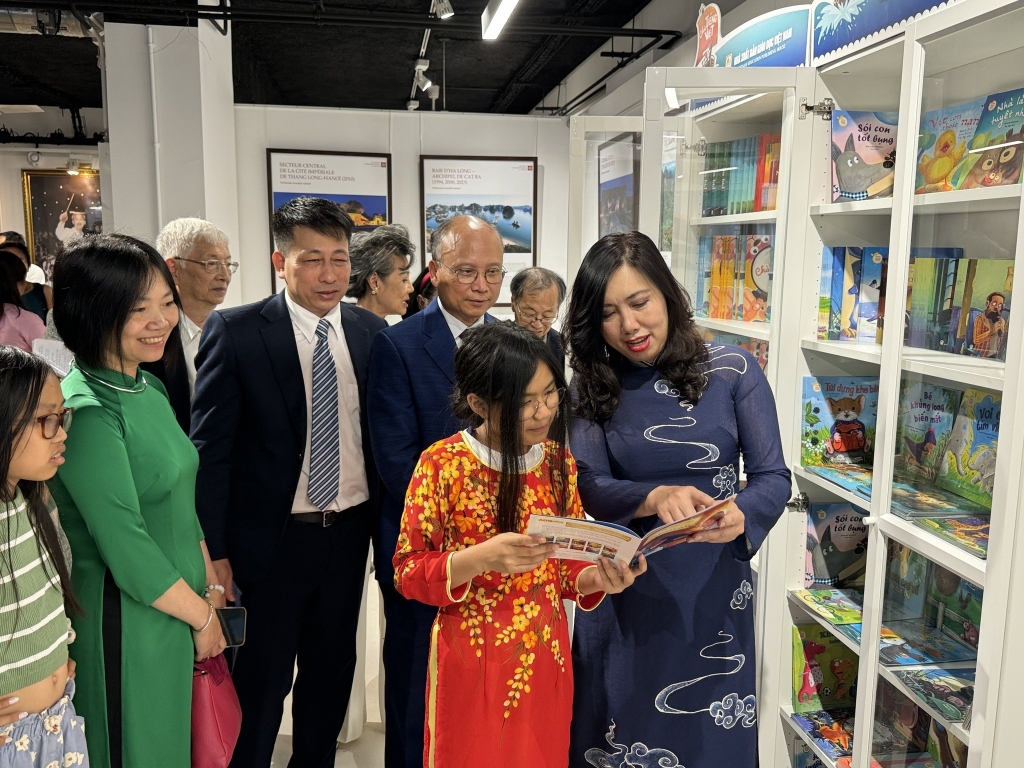 Вьетнамский книжный шкаф — вклад в распространение вьетнамского языка на пяти континентах