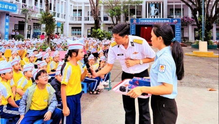 Школьники Кханьхоа узнали о традициях Народной армии Вьетнама