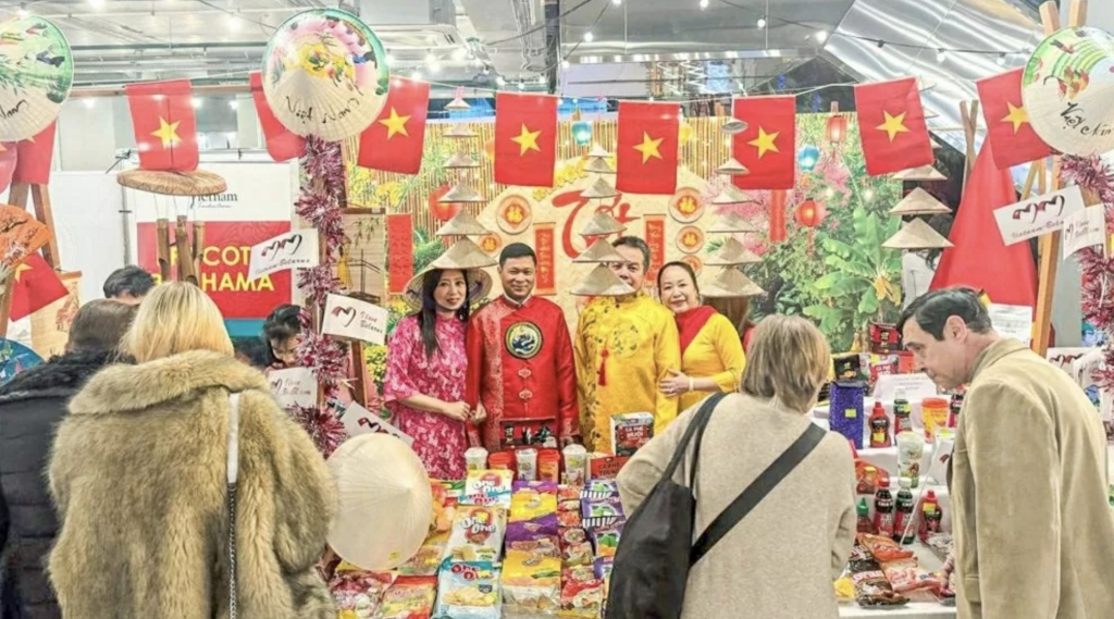 Вьетнам участвовал в Международной благотворительной рождественской ярмарке «Минск-2025»