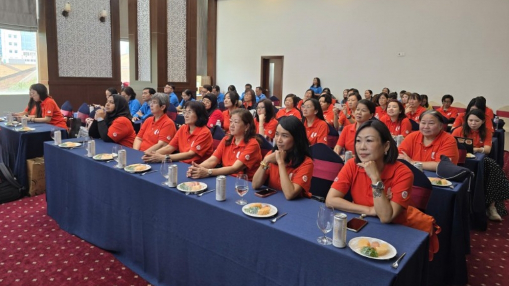 Профсоюзы Хошимина и Сингапура обмениваются моделями поддержки женщин-работниц