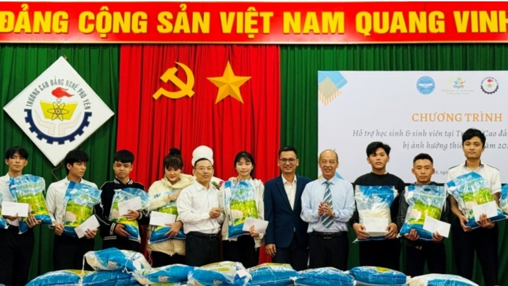 COV США оказывает поддержку учащимся, пострадавшим от наводнений в Даклаке