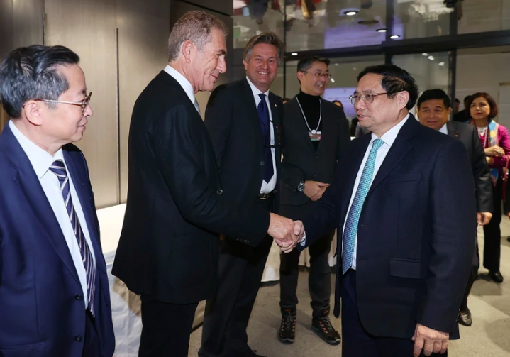 Премьер-министр СРВ Фам Минь Тинь встречается с делегатами на Всемирном экономическом форуме 2024 года. Фото: ВИА