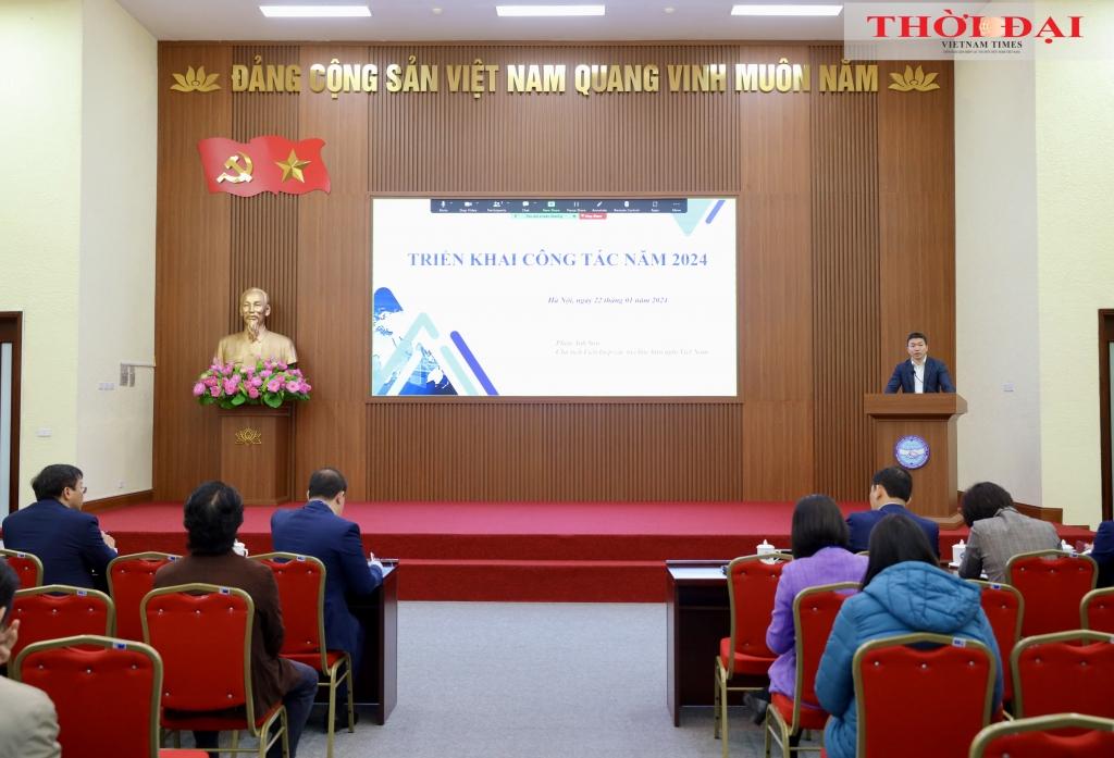 Председатель VUFO Фан Ань Шон выступает на мероприятии. Фото: Динь Хоа