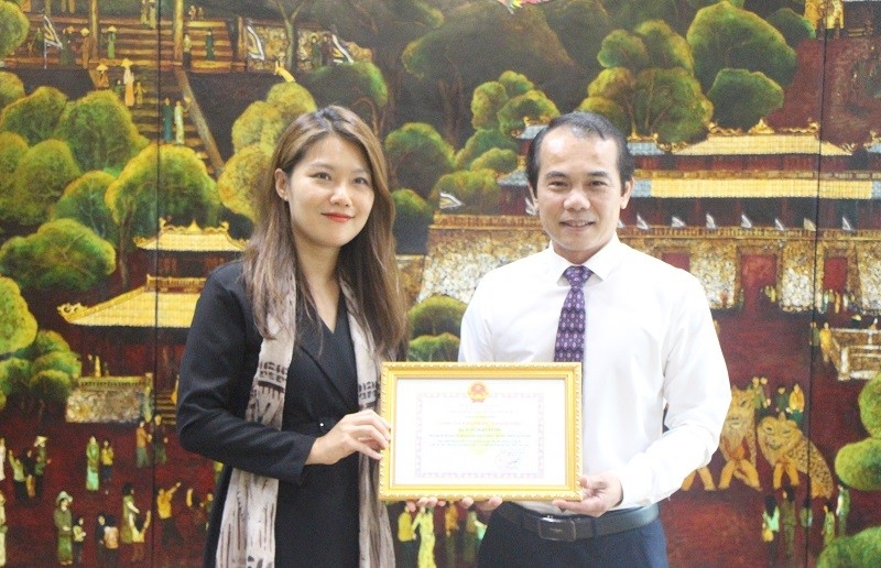 Город Хюэ присвоил звание «Почетный гражданин» заместителю директора KOICA во Вьетнаме Ю Су Ён