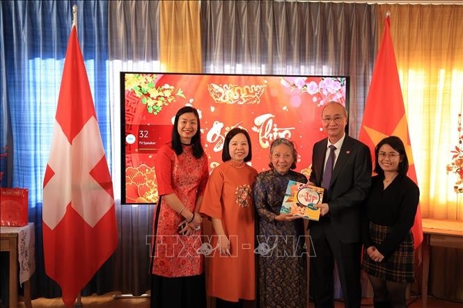 Посол Вьетнама в Швейцарии Фунг Тхе Лонг и представители вьетнамской общины на мероприятии. Фото: Ань Хиен / ВИА
